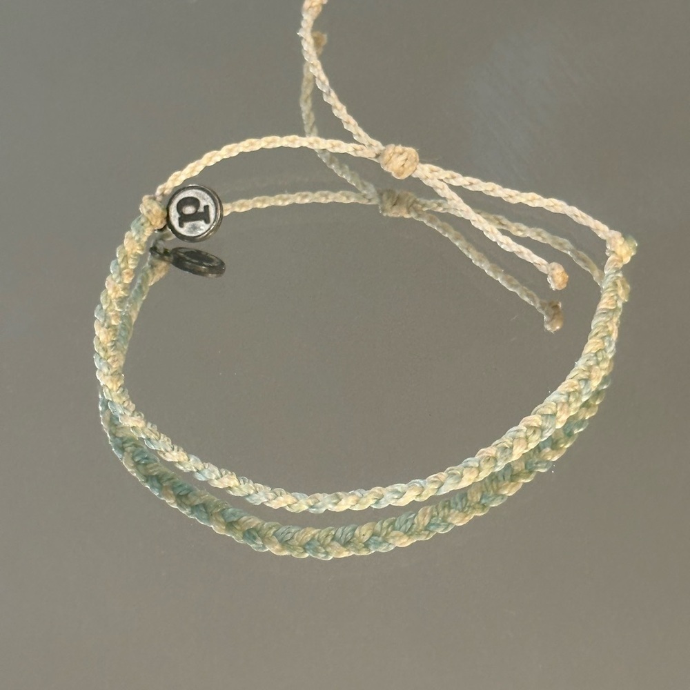 Pura Vida. Braided Adjustable Bracelet in Mint and Cream